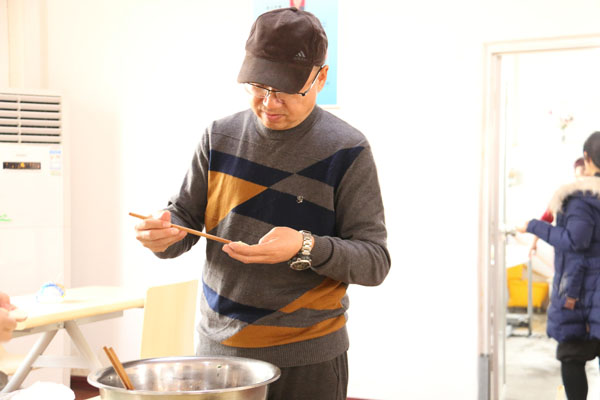 5.刘老师参与包饺子活动.jpg 5.刘老师参与包饺子活动.jpg