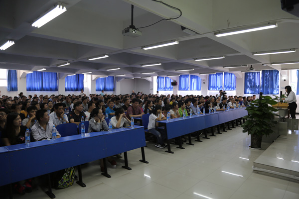 2017级新生家长参会.JPG 2017级新生家长参会.JPG