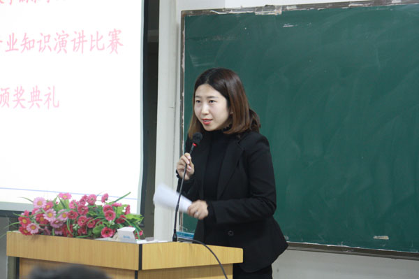 学生处副处长薛琳老师主持大会.JPG 学生处副处长薛琳老师主持大会.JPG