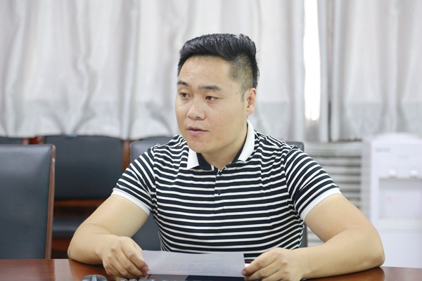 2.梁逸群老师主持会议.JPG