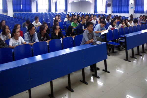 各学院参会领导与班主任.jpg 各学院参会领导与班主任.jpg