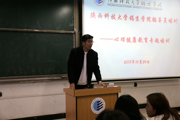 1.鹿龙老师主持会议.jpg 1.鹿龙老师主持会议.jpg