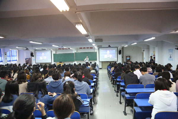 张卫华女士进行面试礼仪讲解.JPG 张卫华女士进行面试礼仪讲解.JPG