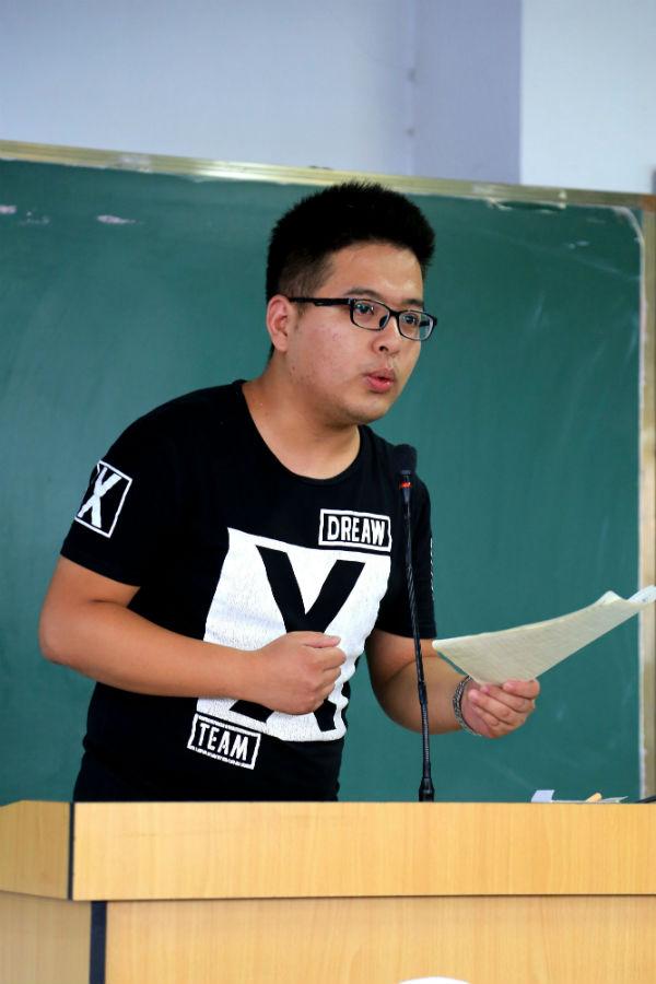 经贸学院辅导员代表朱林鹏发言.JPG 经贸学院辅导员代表朱林鹏发言.JPG