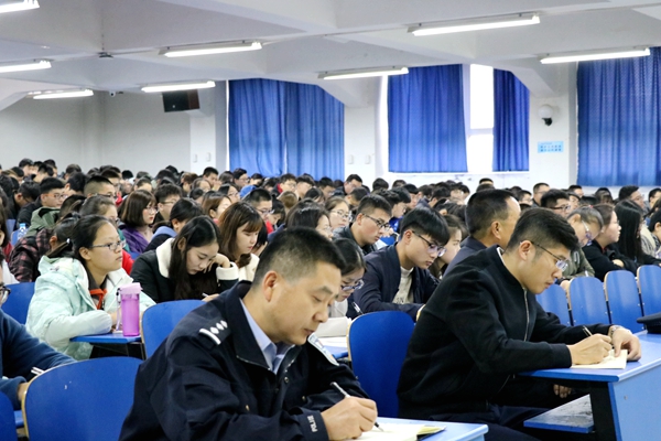 参会老师与同学认真听讲.JPG 参会老师与同学认真听讲.JPG