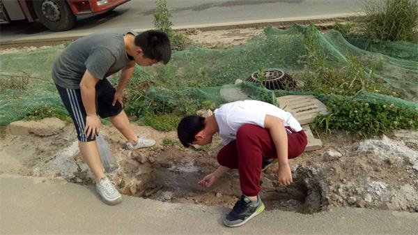2 志愿者同学认真地捡拾烟头.jpg 2 志愿者同学认真地捡拾烟头.jpg
