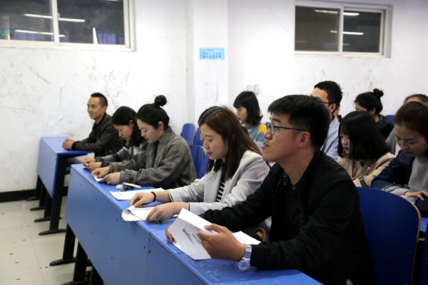 3.各学院书记认真学习.jpg 3.各学院书记认真学习.jpg
