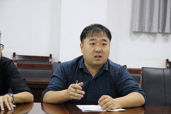 杨哲老师发言.JPG 杨哲老师发言.JPG