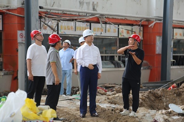 5-吕明董事长视察餐厅升级工程情况.jpg