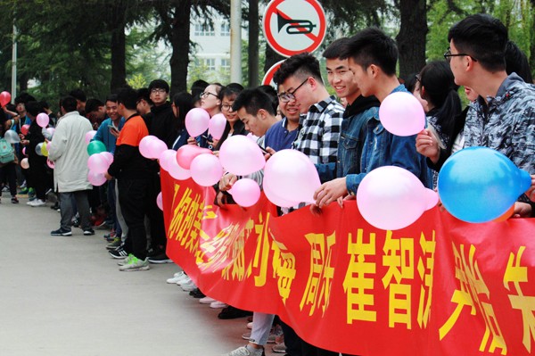 学弟学妹列队欢送学姐学长.jpg 学弟学妹列队欢送学姐学长.jpg