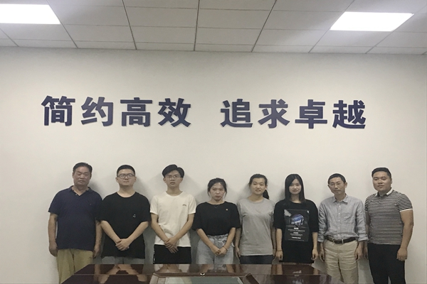 6.院领导与赴新西兰学生合影.jpg