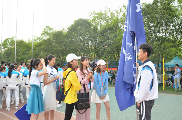 7镐京运动员接受采访.JPG 7镐京运动员接受采访.JPG