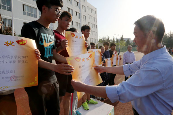 院长贾争现老师为团体总分第一名获奖班级颁奖.JPG 院长贾争现老师为团体总分第一名获奖班级颁奖.JPG