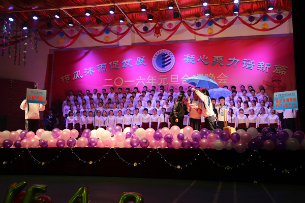 05班级表演1.JPG 05班级表演1.JPG