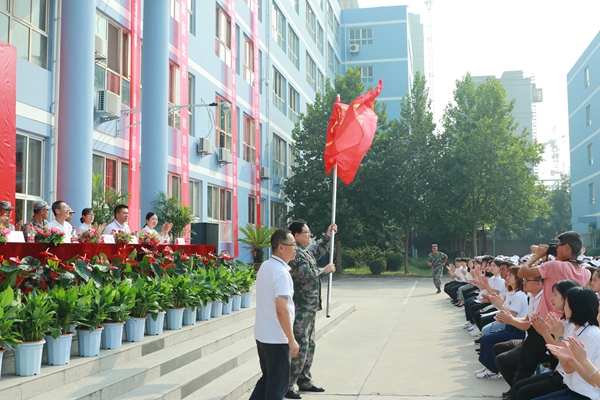 党委书记王晓民为军训团授旗.JPG