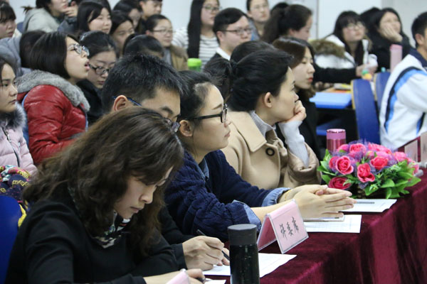 评委老师认真聆听.JPG 评委老师认真聆听.JPG