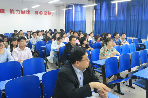 全体班主任认真记录.JPG 全体班主任认真记录.JPG