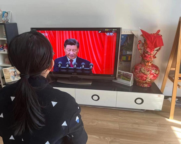 7 居家办公教师收听收看党的二十大开幕会直播1.png 7 居家办公教师收听收看党的二十大开幕会直播1.png