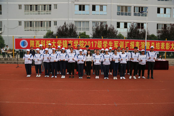 军训团政委黄翠与优秀学员合影.JPG 军训团政委黄翠与优秀学员合影.JPG