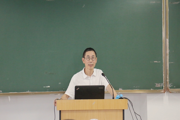 刘子建院长主持会议.jpg