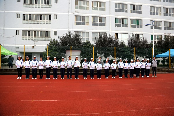 8. 军训团后勤部长与优秀学员合影.JPG 8. 军训团后勤部长与优秀学员合影.JPG