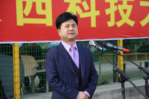 董事长吕明先生宣布本届运动会开幕.JPG 董事长吕明先生宣布本届运动会开幕.JPG
