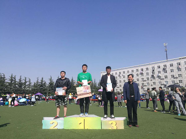 南院长为教工组男子800m颁奖.jpg 南院长为教工组男子800m颁奖.jpg