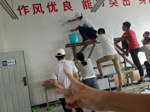 2.学生刮腻子、刷墙二.jpg 2.学生刮腻子、刷墙二.jpg