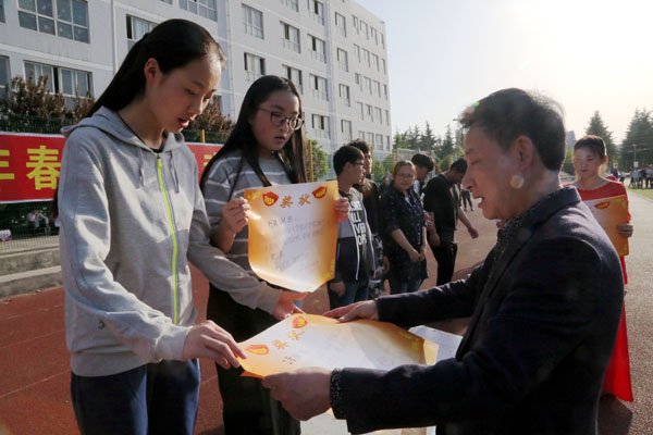 常务副院长张义明老师为团体总分第三名获奖班级颁奖.JPG 常务副院长张义明老师为团体总分第三名获奖班级颁奖.JPG