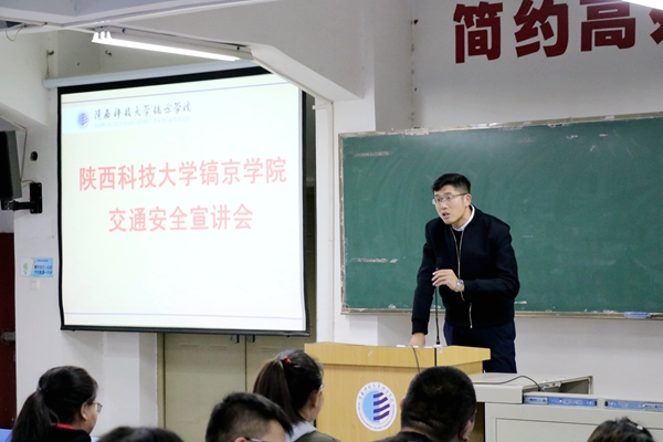 鹿龙老师主持大会.JPG 鹿龙老师主持大会.JPG