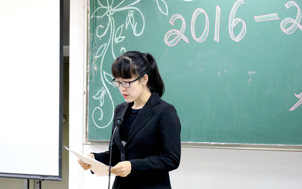 3.王颖老师宣读获奖名单.jpg 3.王颖老师宣读获奖名单.jpg