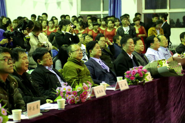 与会领导观看节目.JPG 与会领导观看节目.JPG