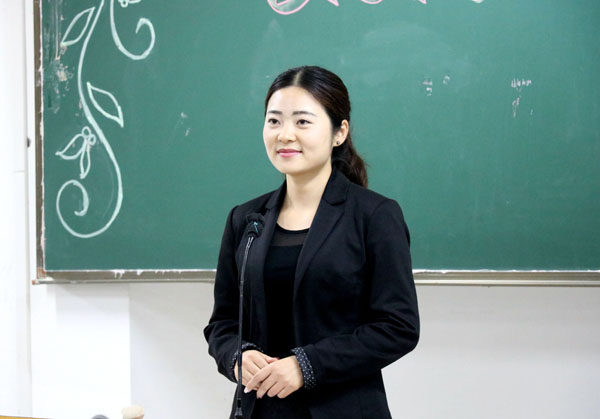 1.高凤老师主持大会.jpg 1.高凤老师主持大会.jpg
