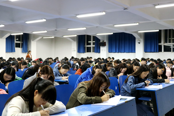 5.期中考试考场检查.JPG 5.期中考试考场检查.JPG
