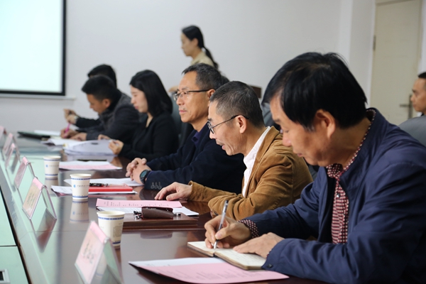 1. 学校领导进行工作汇报.jpg 1. 学校领导进行工作汇报.jpg