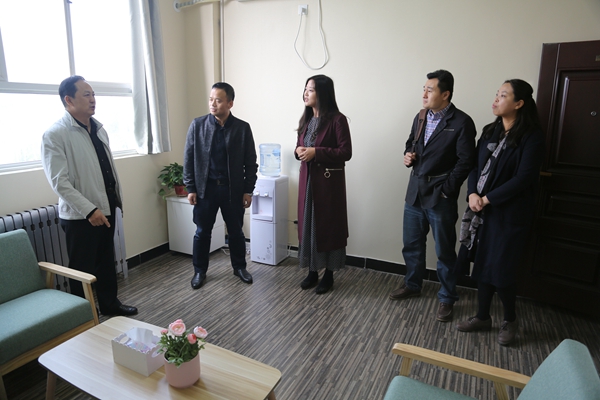 6. 视察心理健康咨询中心.jpg 6. 视察心理健康咨询中心.jpg