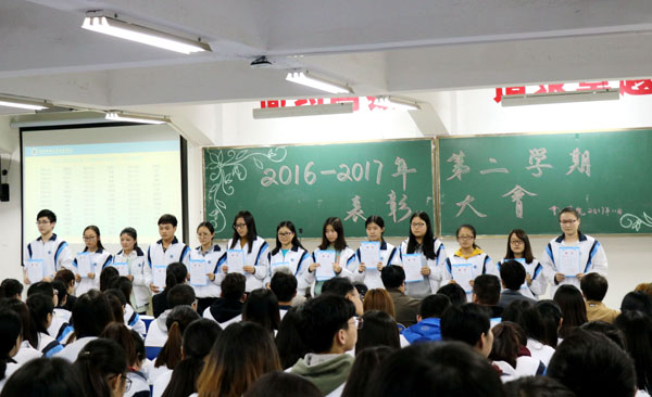 5.获奖学生接受表彰.jpg 5.获奖学生接受表彰.jpg