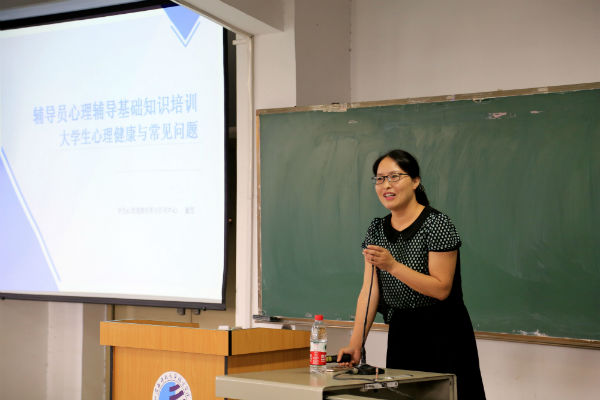 陕西科技大学心理中心主任董雪老师培训指导.JPG 陕西科技大学心理中心主任董雪老师培训指导.JPG