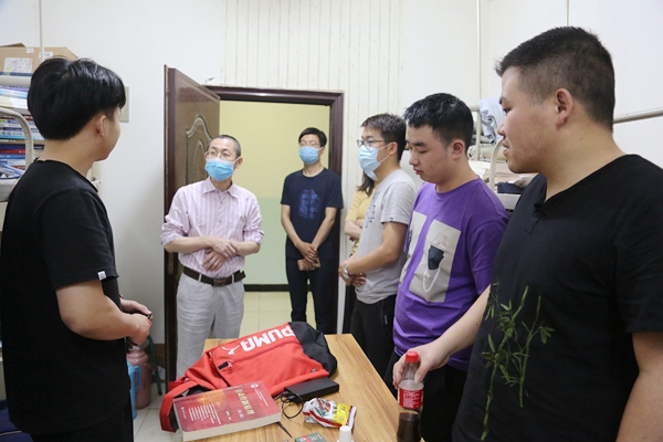17学院领导与学生交谈.jpg