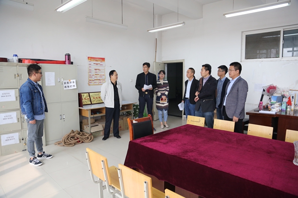 5. 视察辅导员办公室.jpg 5. 视察辅导员办公室.jpg