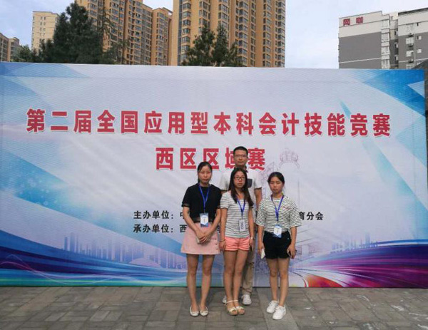 2.展翔老师与参赛队伍合照.jpg 2.展翔老师与参赛队伍合照.jpg