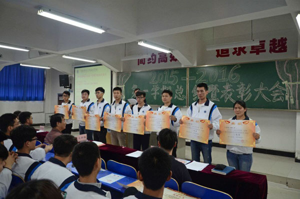 王娟老师宣读优秀班级领奖.jpg