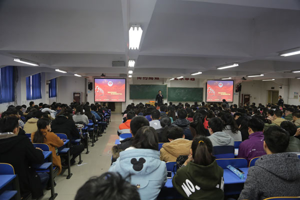 董湃教员进行消防安全知识讲解.JPG 董湃教员进行消防安全知识讲解.JPG