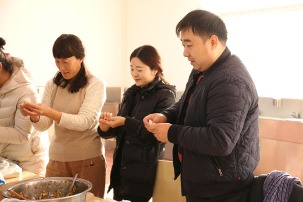 1.老师们积极参与活动.jpg 1.老师们积极参与活动.jpg