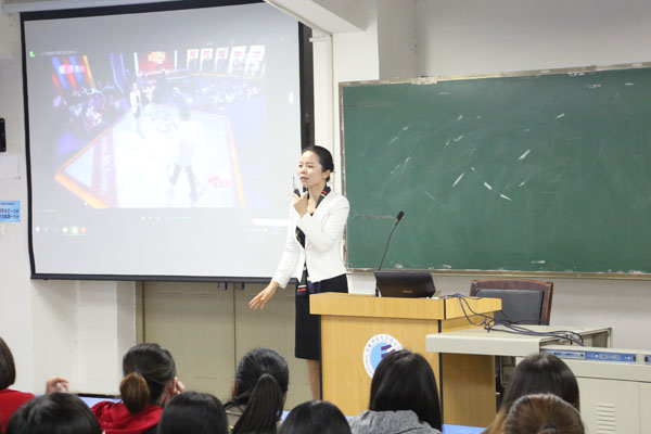 张卫华女士结合视频进行讲解.JPG 张卫华女士结合视频进行讲解.JPG