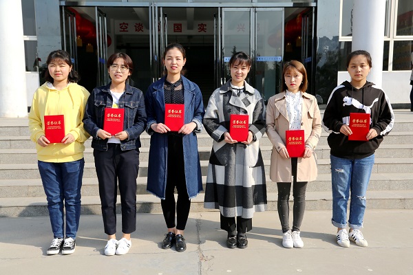 3 学生管理模范工作者.JPG 3 学生管理模范工作者.JPG