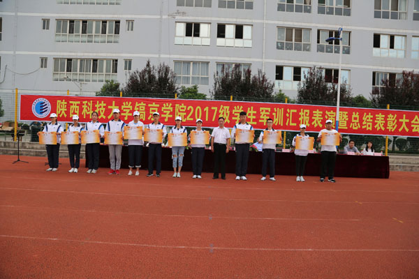 贾争现院长与优秀连队代表合影.JPG 贾争现院长与优秀连队代表合影.JPG