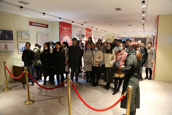 纪念馆认真聆听讲解2.jpg 纪念馆认真聆听讲解2.jpg