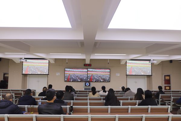 1 学校各级领导干部集中收听收看党的二十大开幕会直播.JPG 1 学校各级领导干部集中收听收看党的二十大开幕会直播.JPG