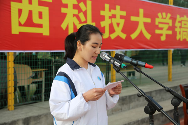 运动员代表赵玲同学宣誓.JPG 运动员代表赵玲同学宣誓.JPG
